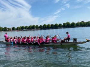 Pinke Paddlerinnen im Drachenboot