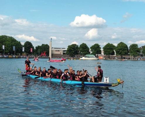 Drachenboot mit Paddlerinnen auf dem Wasser