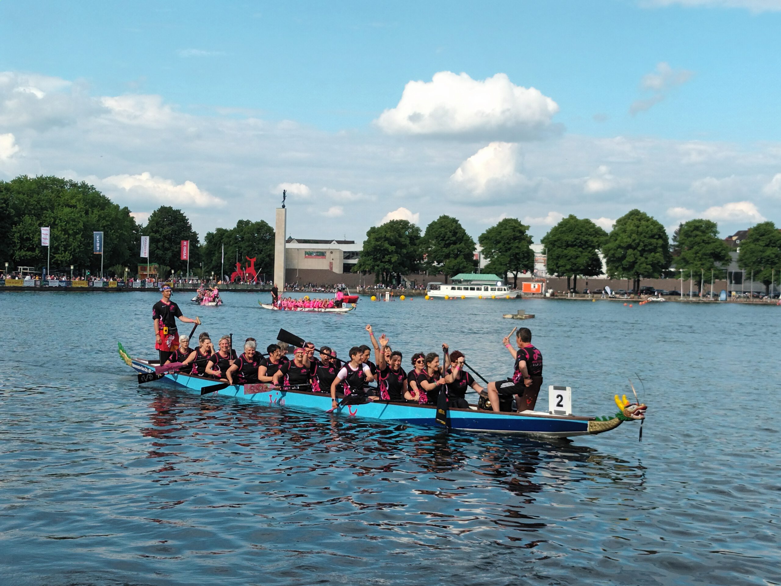 Drachenboot mit Paddlerinnen auf dem Wasser