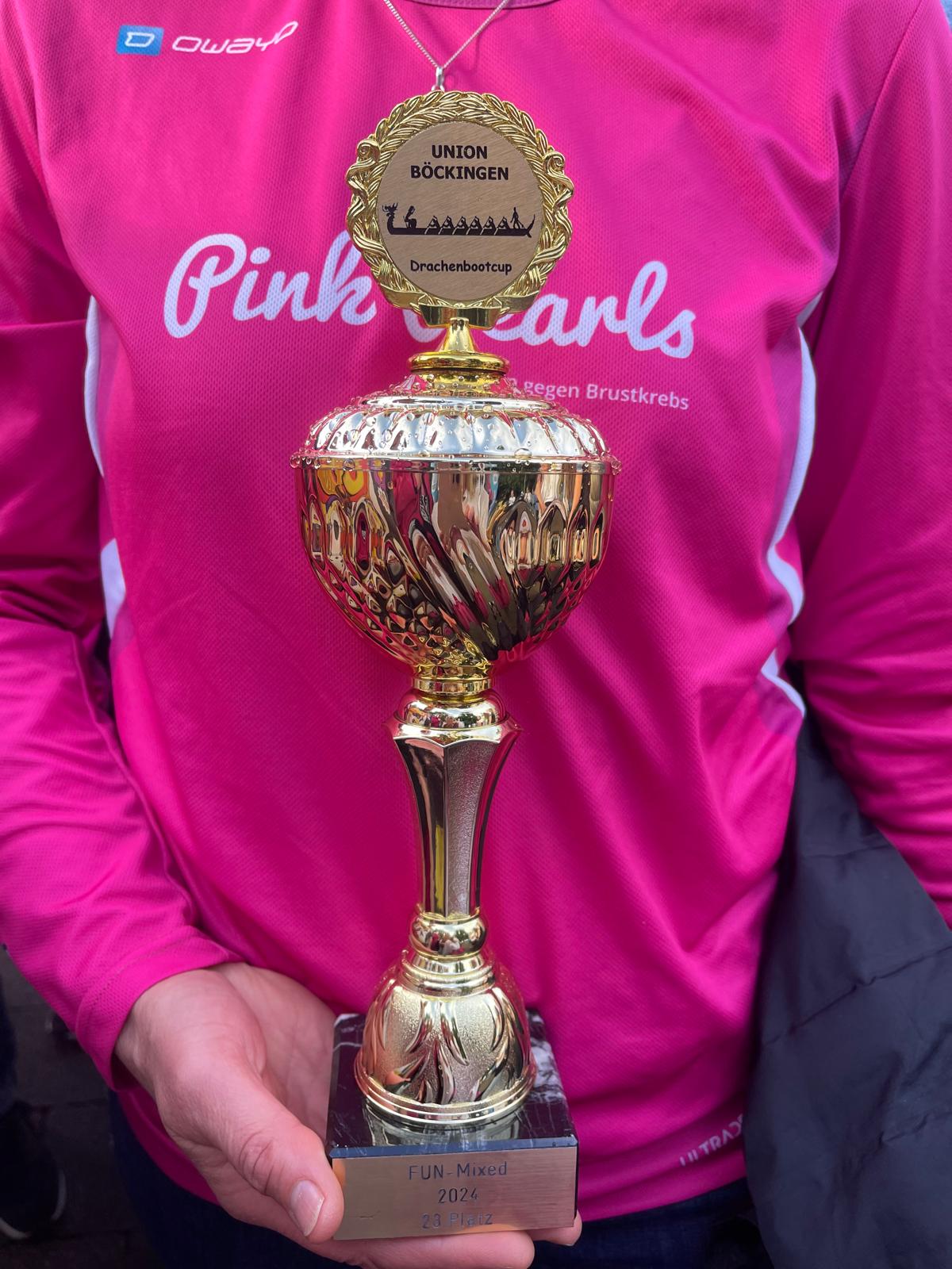 Paddlerin mit goldenem Pokal