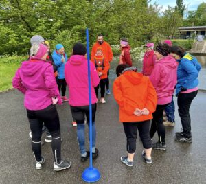 Gruppe von Paddlern stehen nach dem Aufwärmen auf dem Vorplatz